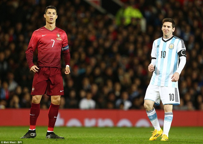 Nếu đổi chỗ cho Messi, Kane và Ronaldo có lẽ cũng chỉ là phường vô dụng - Ảnh 2.