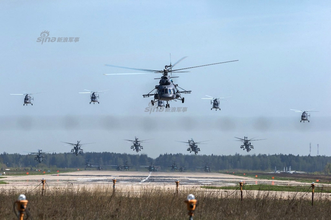 Trầm trồ trước đội trực thăng Nga, Trung Quốc tiện thể khoe mình... chẳng hề kém cạnh - Ảnh 2.