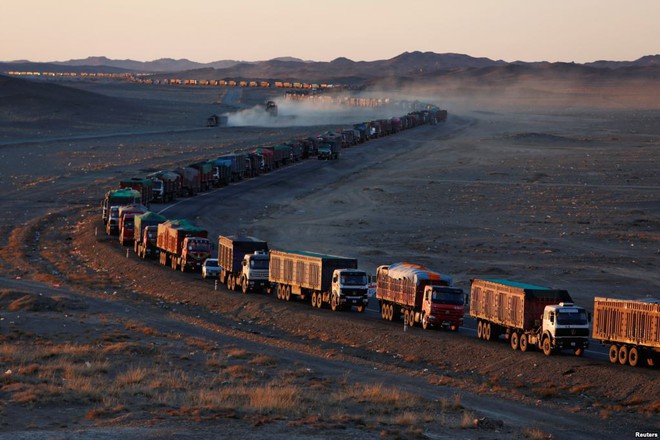 24h qua ảnh: Hàng nghìn xe tải nối đuôi nhau chở than từ Mông Cổ sang Trung Quốc - Ảnh 3.