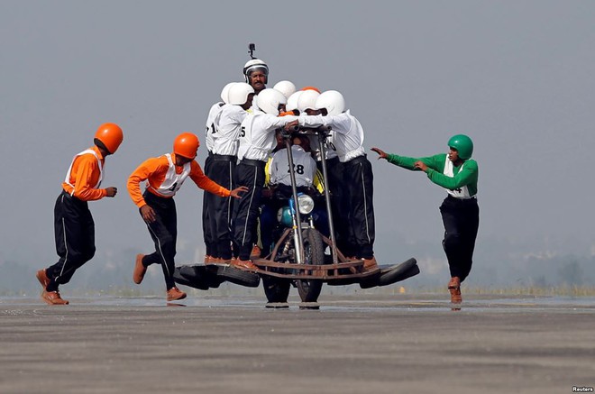 24h qua ảnh: Binh sĩ Ấn Độ trình diễn ngoạn mục với hơn 10 người trên một chiếc mô-tô - Ảnh 3.