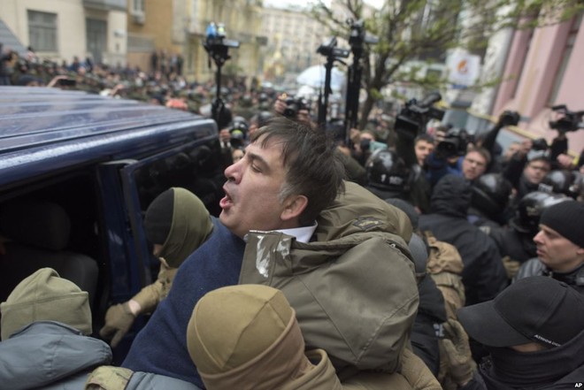 24h qua ảnh: An ninh Ukraine bắt giữ cựu tổng thống Georgia - Ảnh 4.