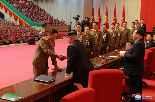 Ảnh: Ông Kim Jong-un tươi cười bắt tay người tham gia thử nghiệm tên lửa Hwasong-15 - Ảnh 2.