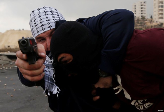 24h qua ảnh: Nhân viên an ninh mật Israel bắt giữ người Palestine - Ảnh 5.