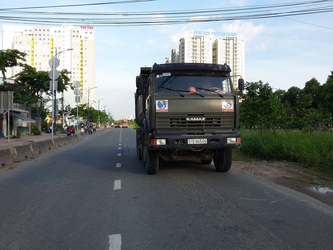 Hàng chục người truy đuổi lái xe ben đâm chết nam thanh niên rồi bỏ chạy - Ảnh 1.