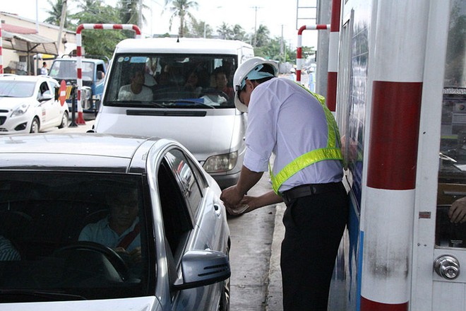 Trạm Cai Lậy thất thủ, tài xế mua heo quay đến cúng, Tổng cục Đường bộ vào họp khẩn - Ảnh 2.