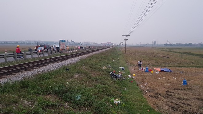 Băng qua đường sắt không quan sát, xe máy bị tàu hoả đâm trúng khiến 3 người tử vong - Ảnh 2.