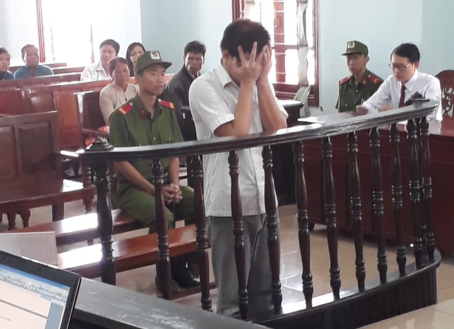 Gã trai hiếp dâm bé gái 5 tuổi liên tục ôm mặt khóc tại tòa - Ảnh 1.