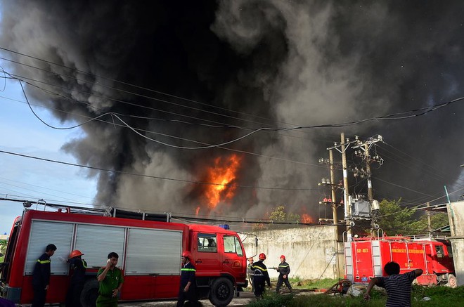 Hàng trăm cảnh sát đang dập đám cháy lớn ở công ty nhựa vùng ven Sài Gòn - Ảnh 1.