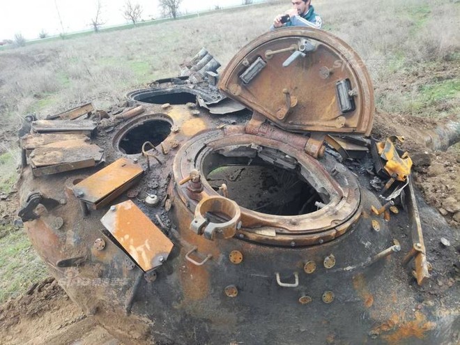 Đọ sức với cột điện cao thế và cái kết thảm khốc dành cho xe tăng Nga - Ảnh 2.