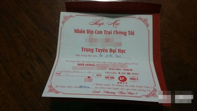 Con đỗ đại học, bố mẹ phát thiệp mời khách hoành tráng như đám cưới - Ảnh 1.