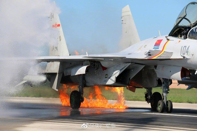 Tiêm kích J-15 tham dự duyệt binh kỷ niệm 90 năm thành lập PLA cháy như bó đuốc - Ảnh 1.