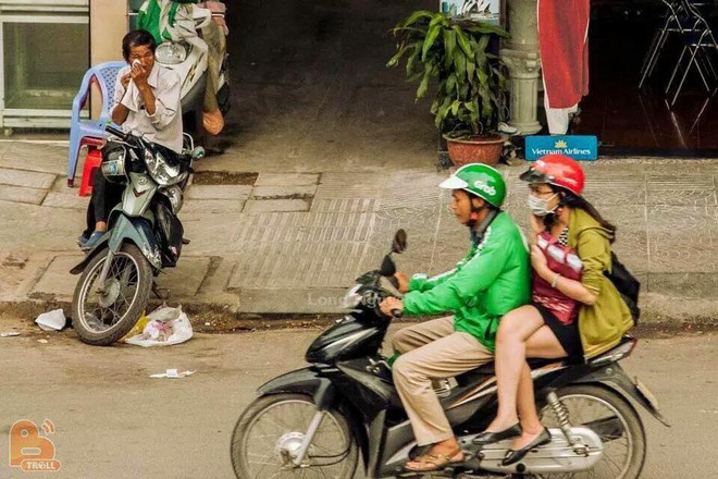 Phải đội mũ bảo hiểm ướt, cô gái đã có hành động không ngờ với tài xế Grabbike - Ảnh 3.