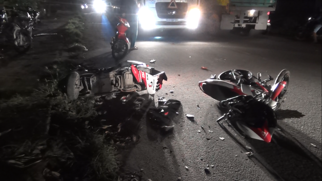 Hai xe máy nát bét sau va chạm, 4 thanh niên nằm bất động bên vũng máu - Ảnh 1.