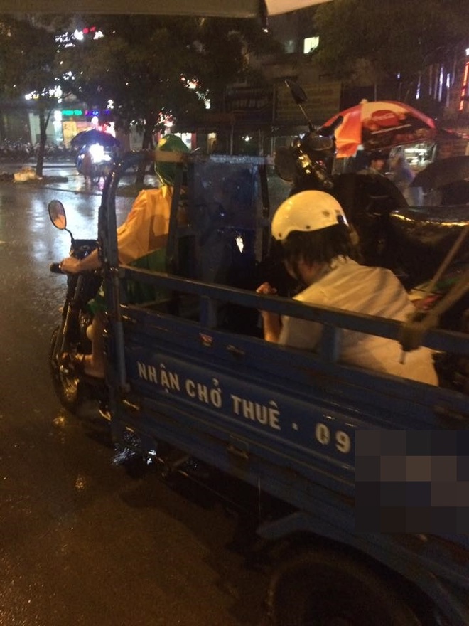 Đêm Sài Gòn mưa lớn và câu chuyện về người đàn ông đi SH khiến bao trái tim thổn thức - Ảnh 3.