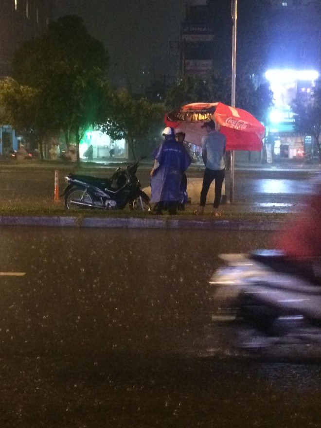 Đêm Sài Gòn mưa lớn và câu chuyện về người đàn ông đi SH khiến bao trái tim thổn thức - Ảnh 1.