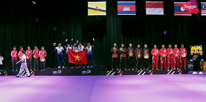 Đồng đội đá bay biển quảng cáo, lao vào ăn mừng khi Anh Tú giúp tuyển Việt Nam giành HCV - Ảnh 1.