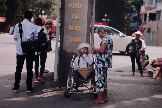 Tình yêu của đôi vợ chồng bán vé số dạo trên phố Sài Gòn khiến bao trái tim rung động - Ảnh 5.