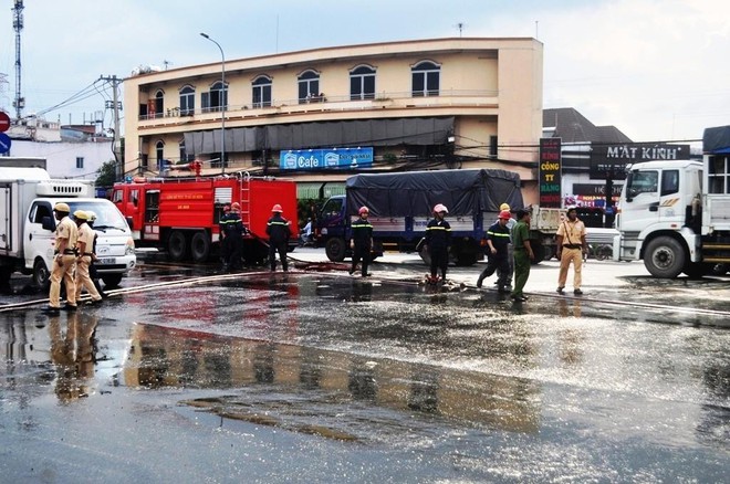 TP.HCM: Người đi đường nhắm mắt, bịt mũi tháo chạy khỏi đoạn đường bị phủ hóa chất màu vàng - Ảnh 1.