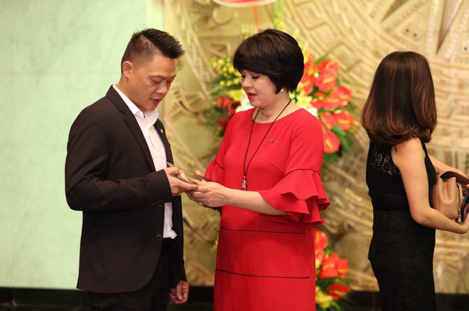 VTV Awards 2017: Bảo Thanh và chồng có cử chỉ thân mật khi vừa nhận giải Nữ diễn viên ấn tượng - Ảnh 14.