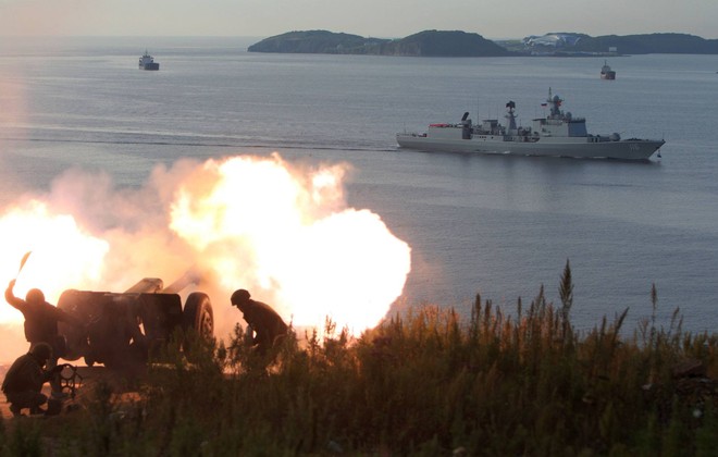 Pháo binh Nga nã đạn vào tàu chiến Trung Quốc tới cảng Vladivostok - Ảnh 1.
