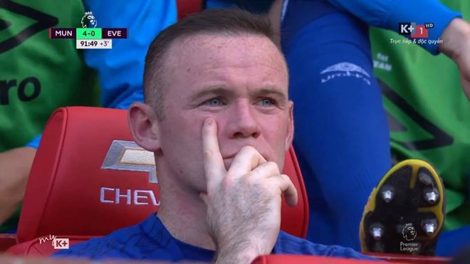 Cận cảnh ngày về Old Trafford buồn bã, cô đơn của Wayne Rooney - Ảnh 11.