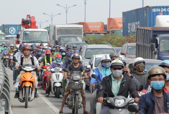 Kẹt xe kinh hoàng từ sáng đến hơn 12h trưa ở xa lộ Hà Nội - Ảnh 7.