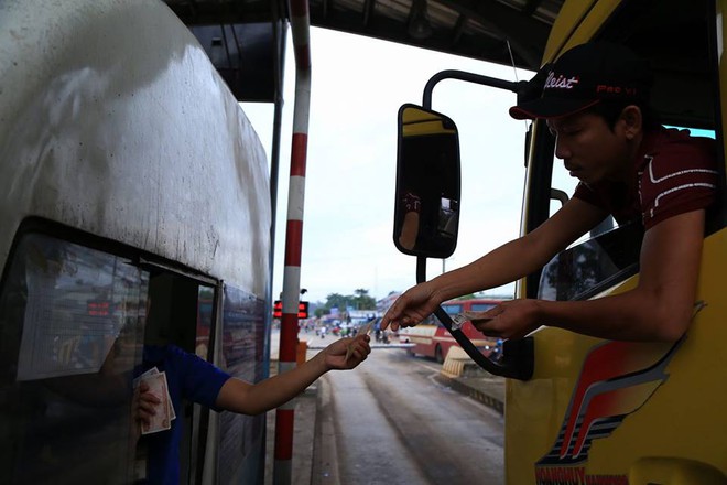 Tài xế dùng tiền lẻ mua vé, BOT tuyến tránh Biên Hòa lại ùn tắc gần 2km - Ảnh 1.
