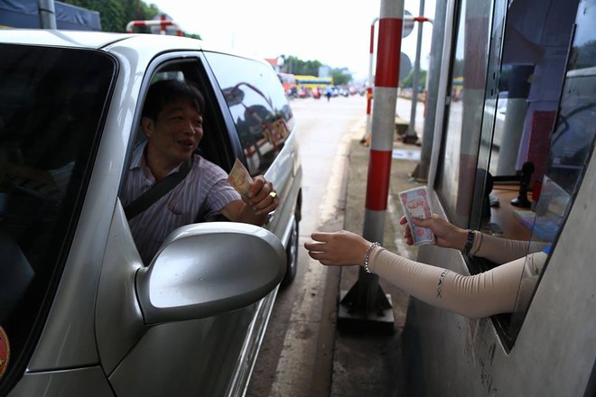 Tài xế dùng tiền lẻ mua vé, BOT tuyến tránh Biên Hòa lại ùn tắc gần 2km - Ảnh 2.