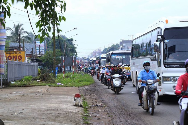 Tài xế dùng tiền lẻ mua vé, BOT tuyến tránh Biên Hòa lại ùn tắc gần 2km - Ảnh 3.