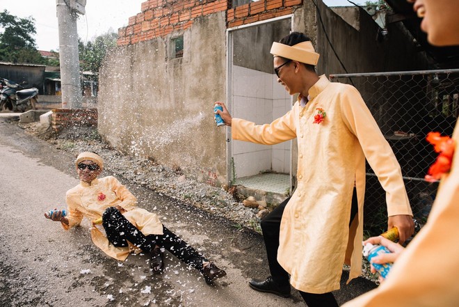 Màn xuất hiện bất ngờ của cô dâu chú rể cùng đội bê lễ khiến khách mời choáng váng - Ảnh 4.