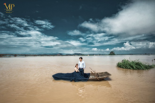 Cặp đôi Ninh Bình leo lên nóc nhà chụp ảnh cưới “chạy lũ” gây sốt mạng xã hội - Ảnh 2.