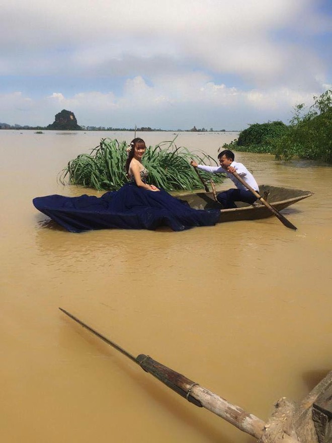 Cặp đôi Ninh Bình leo lên nóc nhà chụp ảnh cưới “chạy lũ” gây sốt mạng xã hội - Ảnh 3.