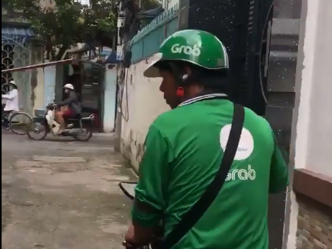 Đi 1km giá 19.000 đồng, khách Tây bị tài xế mặc áo GrabBike chặt chém 100.000 đồng - Ảnh 1.