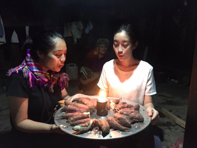 Bánh sinh nhật độc nhất vô nhị của Hoa hậu Đỗ Mỹ Linh tại vùng lũ - Ảnh 1.