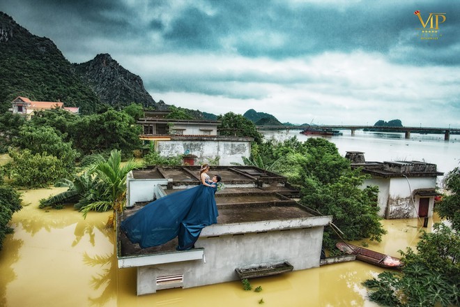 Cặp đôi Ninh Bình leo lên nóc nhà chụp ảnh cưới “chạy lũ” gây sốt mạng xã hội - Ảnh 9.