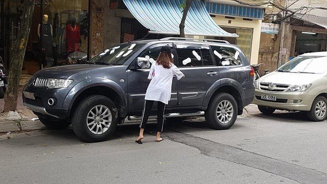 Cô gái Hà Nội dán đầy BVS lên xe ô tô đỗ chắn lối cửa nhà - Ảnh 2.