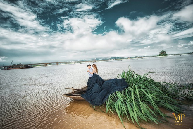 Cặp đôi Ninh Bình leo lên nóc nhà chụp ảnh cưới “chạy lũ” gây sốt mạng xã hội - Ảnh 10.