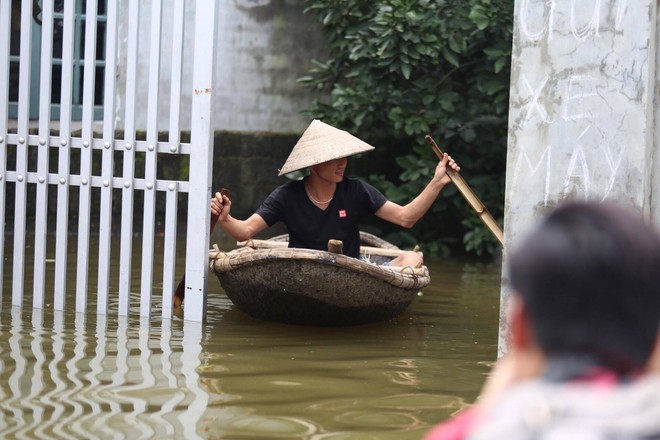 Ảnh: Hà Nội chìm trong biển nước sau 5 ngày lũ về, dân đập tường thành lỗ chui lấy lương thực - Ảnh 8.