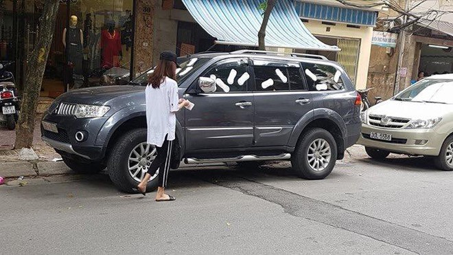 Cô gái Hà Nội dán đầy BVS lên xe ô tô đỗ chắn lối cửa nhà - Ảnh 1.