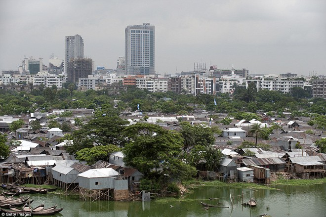 Chùm ảnh: Ranh giới giàu nghèo chỉ cách nhau một hàng rào  - Ảnh 22.