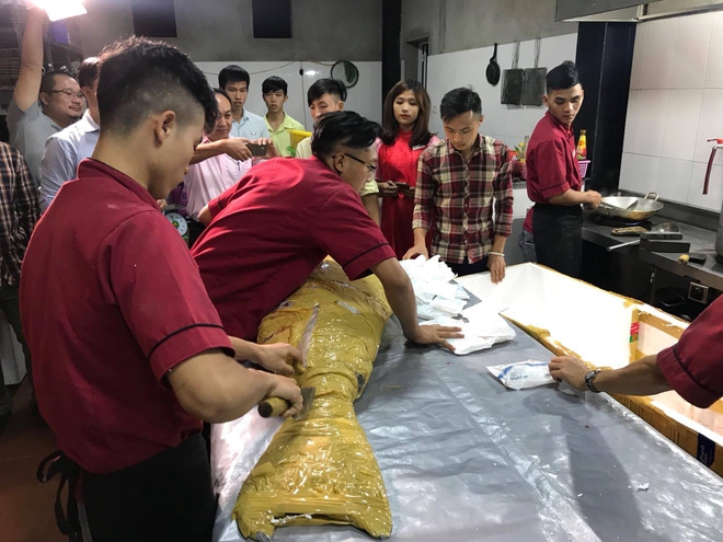 Dân đổ xô đến xem cá khủng nặng 98kg đi máy bay từ Campuchia về Nghệ An - Ảnh 7.