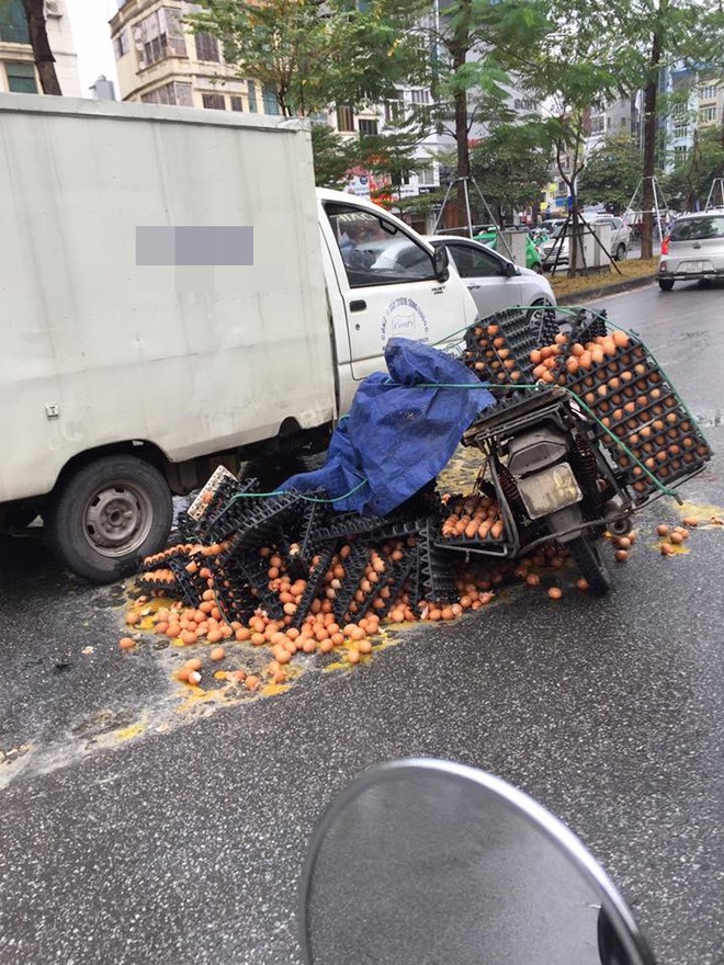 Hình ảnh vụ va chạm khiến nhiều người xót xa trên phố Hà Nội sáng nay - Ảnh 2.