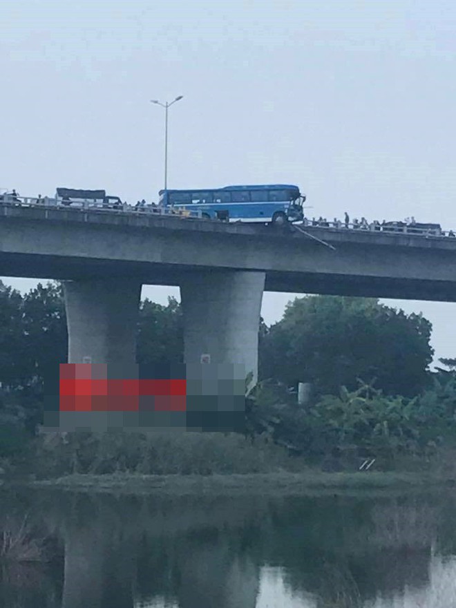 Hình ảnh vụ va chạm kinh hoàng trên cầu Thanh Trì chiều nay - Ảnh 3.