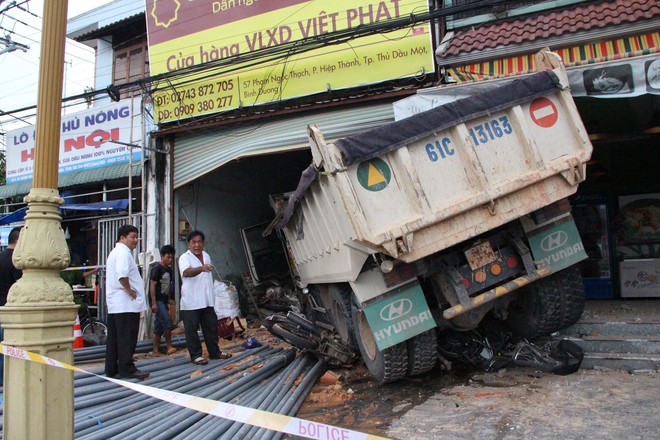 Phát hiện xe ben mất thắng, tài xế la hét, bấm còi liên tục để người dân tháo chạy - Ảnh 1.