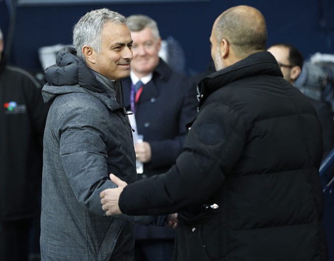 Pep Guardiola và Mourinho tay bắt mặt mừng một cách khó tin ở Etihad - Ảnh 4.
