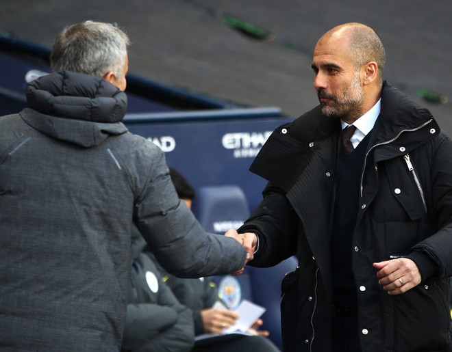 Pep Guardiola và Mourinho tay bắt mặt mừng một cách khó tin ở Etihad - Ảnh 2.