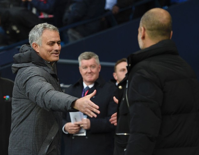 Pep Guardiola và Mourinho tay bắt mặt mừng một cách khó tin ở Etihad - Ảnh 1.