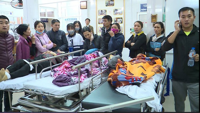 Sập lan can trường tiểu học khiến 16 trẻ nhập viện: Cháu bị rơi từ trên xuống cùng với hơn 10 bạn - Ảnh 1.