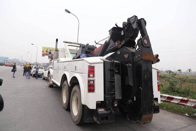 Tài xế chậm rãi đếm tiền lẻ mua vé qua QL5, mở cổng văn phòng BQL cho xe máy đi qua - Ảnh 13.