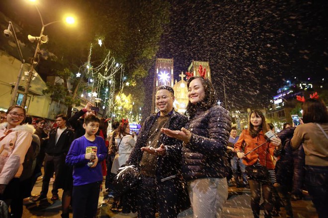 [CẬP NHẬT] Giáng sinh 2017: Nhà hát lớn Hà Nội chật cứng người, nhiều nơi tắc nghẽn - Ảnh 17.